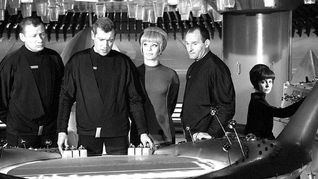 So sah die Zukunft im Jahr 1966 aus: Dietmar Schönherr (Zweiter von links) in „Raumpatrouille Orion – Rücksturz ins Kino“.