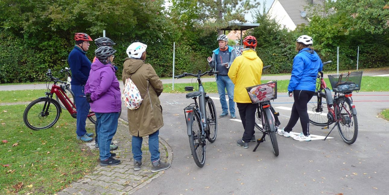 Radspaß-Kurs in Böblingen: Steffen Sachs (Bildmitte) zeigt, worauf es beim Pedelec-Fahren ankommt.
