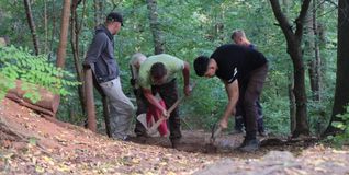 Bereits letztes Jahr unterstützten das Workcamp den Holgzerlinger Waldkindergarten. Bild: z