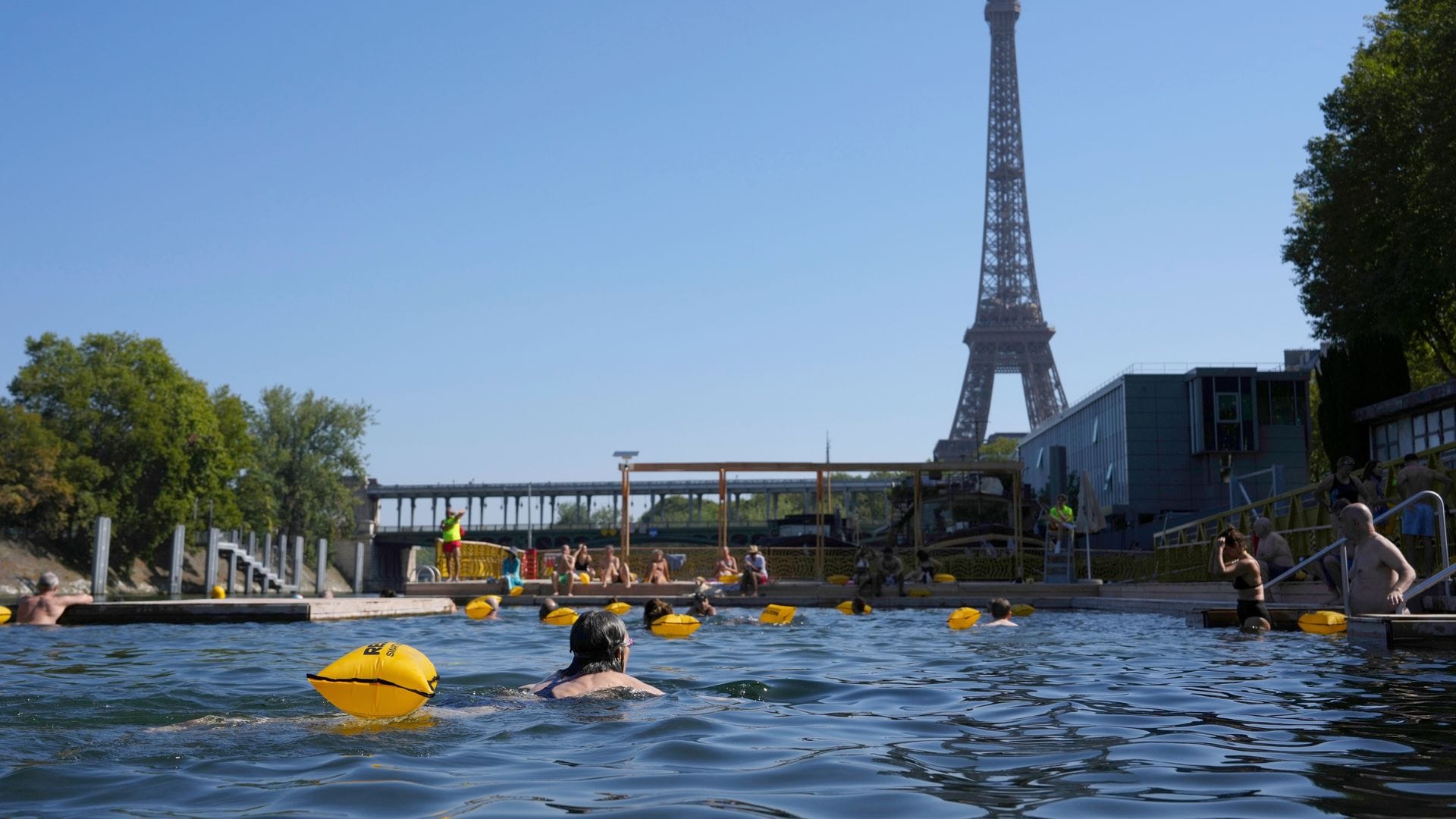 Die neuen Freibäder in der Seine kommen bei Einwohnern und Touristen gut an (Archivbild).
