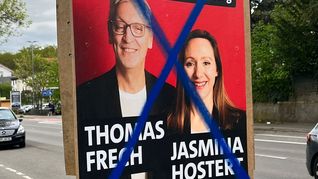 Dieses Plakat der SPD wurde mit blauer Farbe durchgestrichen. Bild: z