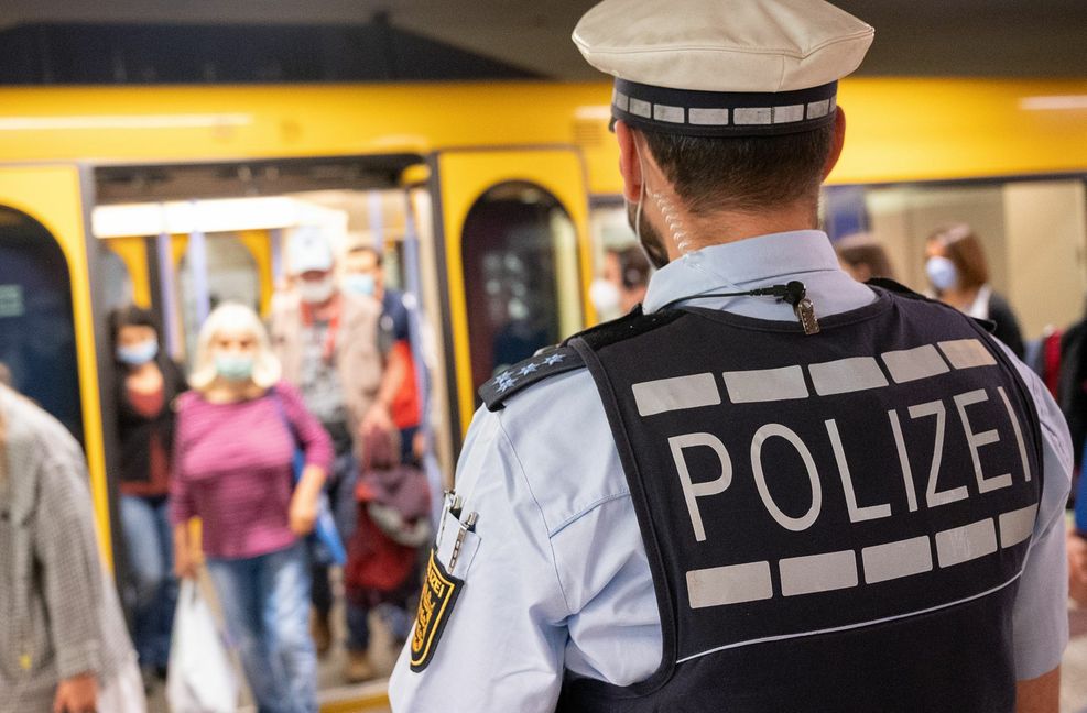 Ein Polizeihauptmeister in einer Stuttgarter Stadtbahnhaltestelle. Zu erkennen ist er an den vier blauen Sternen auf seiner Schulter.
Foto: dpa/Sebastian Gollnow