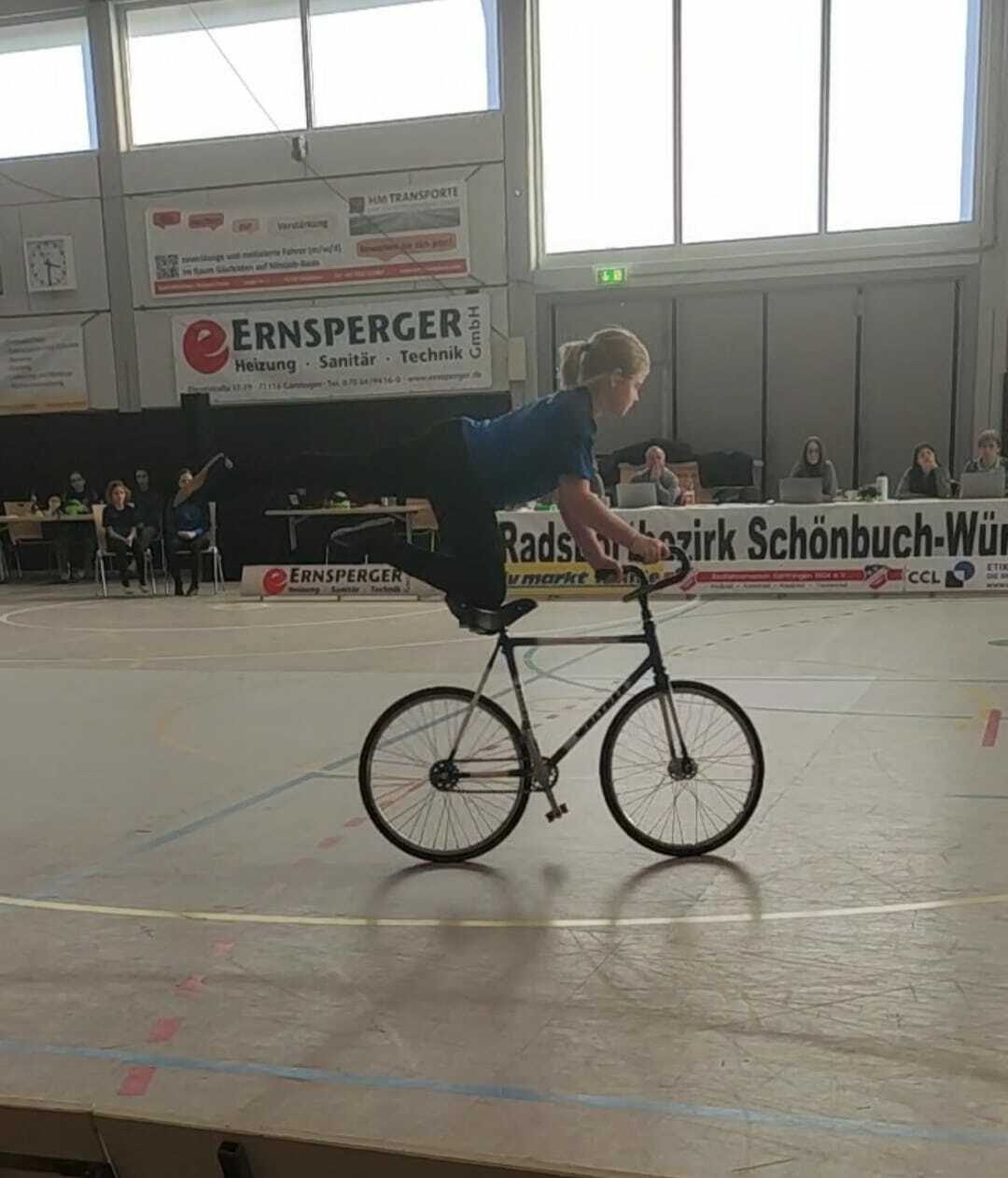 Lina Ludwig mit den Knie auf dem Sattel. Die jungen Sindelfingerin wurde Neunte bei der Kreismeisterschaft. Bild: z