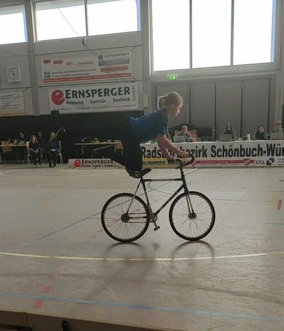 Lina Ludwig mit den Knie auf dem Sattel. Die jungen Sindelfingerin wurde Neunte bei der Kreismeisterschaft. Bild: z