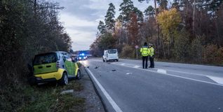 Der Smart wurde in den Grünstreifen geschleudert.