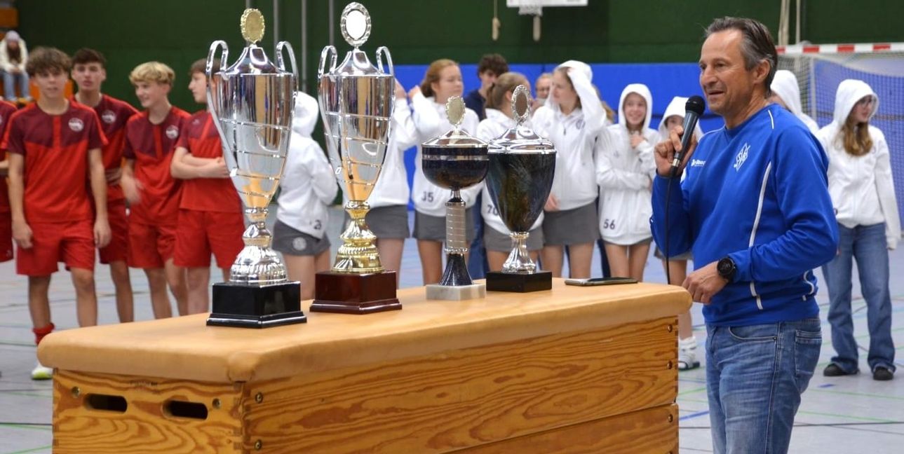 Tunierleiter Peter Lütgenau bei der Siegerehrung.  Die Böblinger Jungs U14 sicherten sich einen der begehrten Wanderpokale.