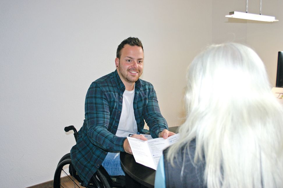 Lars Weber sitzt selbst nach einem Unfall im Rollstuhl und berät für die EUTB Böblingen andere Menschen mit Behinderung und ihre Angehörigen. Bild: z