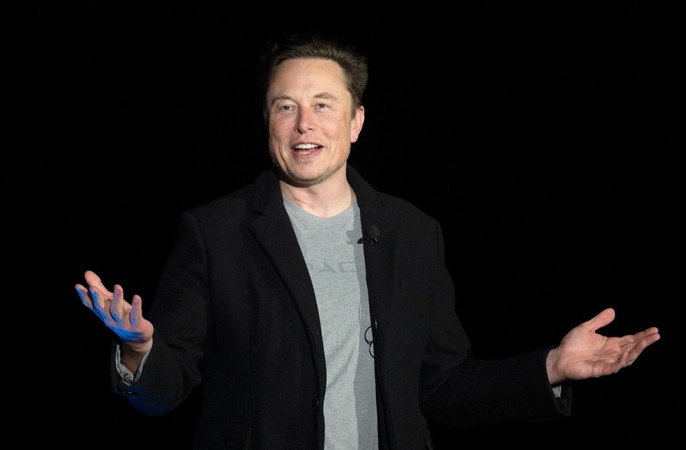 Elon Musk verkündet gute Quartalszahlen. Trotz der Probleme in den Lieferketten fährt der Autohersteller Tesla einen Gewinn von 2,3 Milliarden Dollar ein.