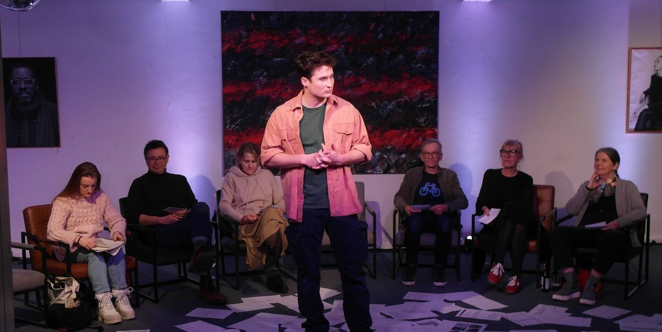 Mit der Inszenierung des Einpersonenstücks „All das Schöne“ des britischen Autors Duncan Macmillan durch Regisseur Thorsten Weckherlin für das Landestheater Tübingen (LTT) sind Darsteller Jonas Hellenkemper (rosafarbenes Hemd) und Produktionsassistentin Katharina Engelmann (weißer Pullover) beim Böblinger Kulturnetzwerk Blaues Haus zu Gast gewesen: Mit unverkrampfter Einbindung des Publikums gelingt es der Inszenierung, die Tabuthemen klinische Depression und Selbsttötung angemessen, würdevoll und nicht emotional überfordernd auf die Bühne zu bringen.