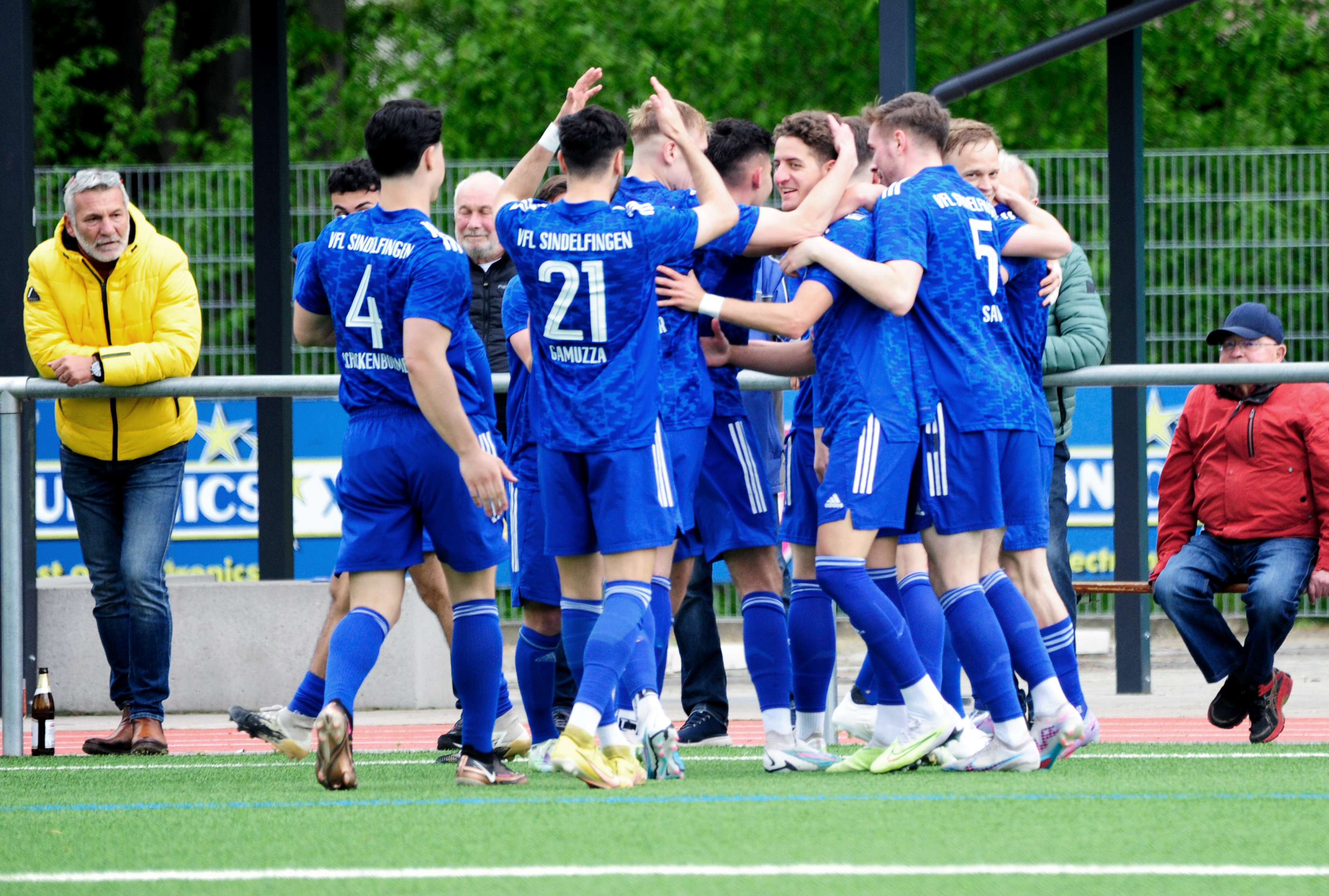 Kollektives Aufatmen bei den Sindelfinger Landesliga-Fußballern. Die Tabellenspitze ist seit dem 2:0 in Nagold wieder in Sichtweite. Bild: photostampe/A