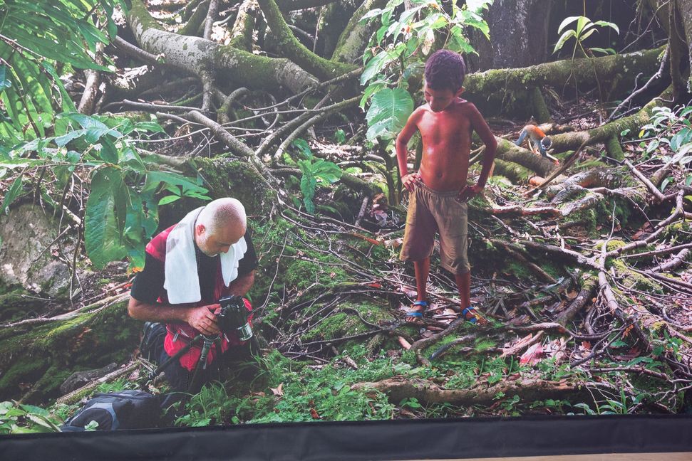 Yadegar Asisi ist immer auf seinen Panoramen zu sehen. Hier wird er von einem der Bewohner beim dokumentieren beobachtet.