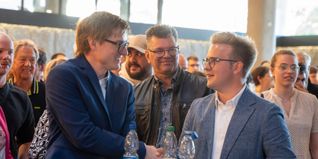Ein Handschlag wie ein Gongschlag für die zweite Runde im OB-Wahlkampf: Zwischen Markus Kleemann und Max Reinhardt gibt es am 25. Mai eine Stichwahl.