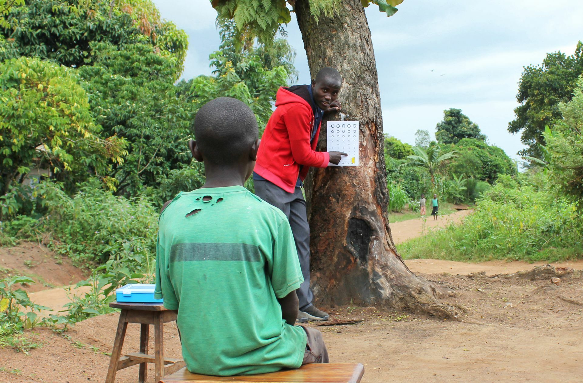 Hier machen lokale Mitarbeiter des Vereins einen Sehtest in Uganda.