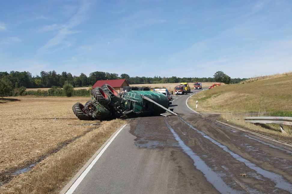Mehrere Tausend Liter Gülle liefen auf die Straße. Bild: SDMG/Dettenmeyer