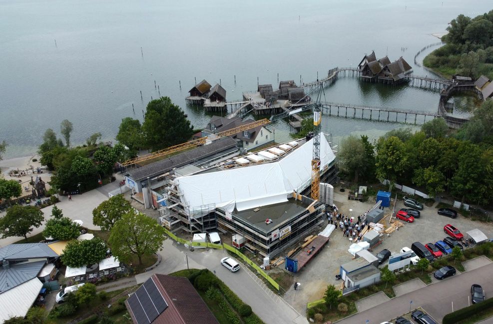 Noch ist der Neubau mit weißer Folie abgedeckt.