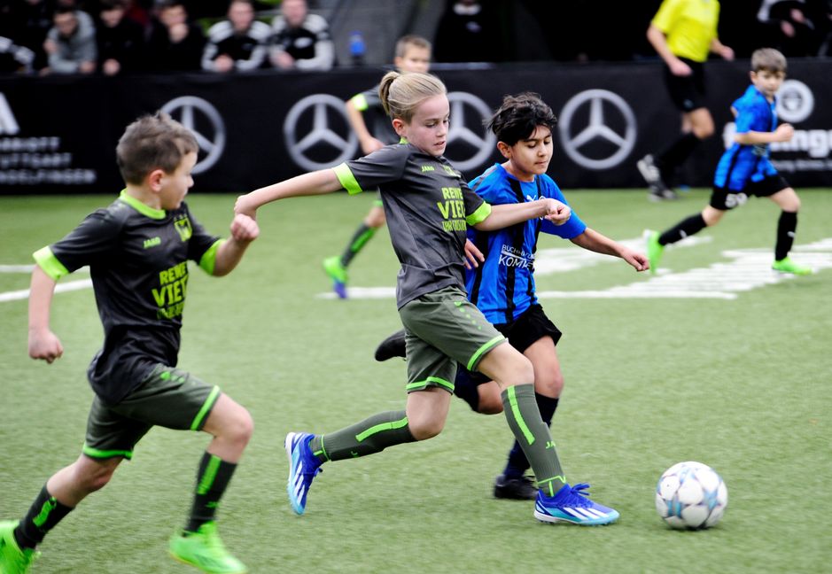 Beim Einlagespiel der ganz Jungen ging es für Lian Seewald, Luka Dogancic (beide GSV Maichingen) und Hamza Sarikaya (VfL Sindelfingen, von links) auf das Feld der Träume. Bild: Photostampe