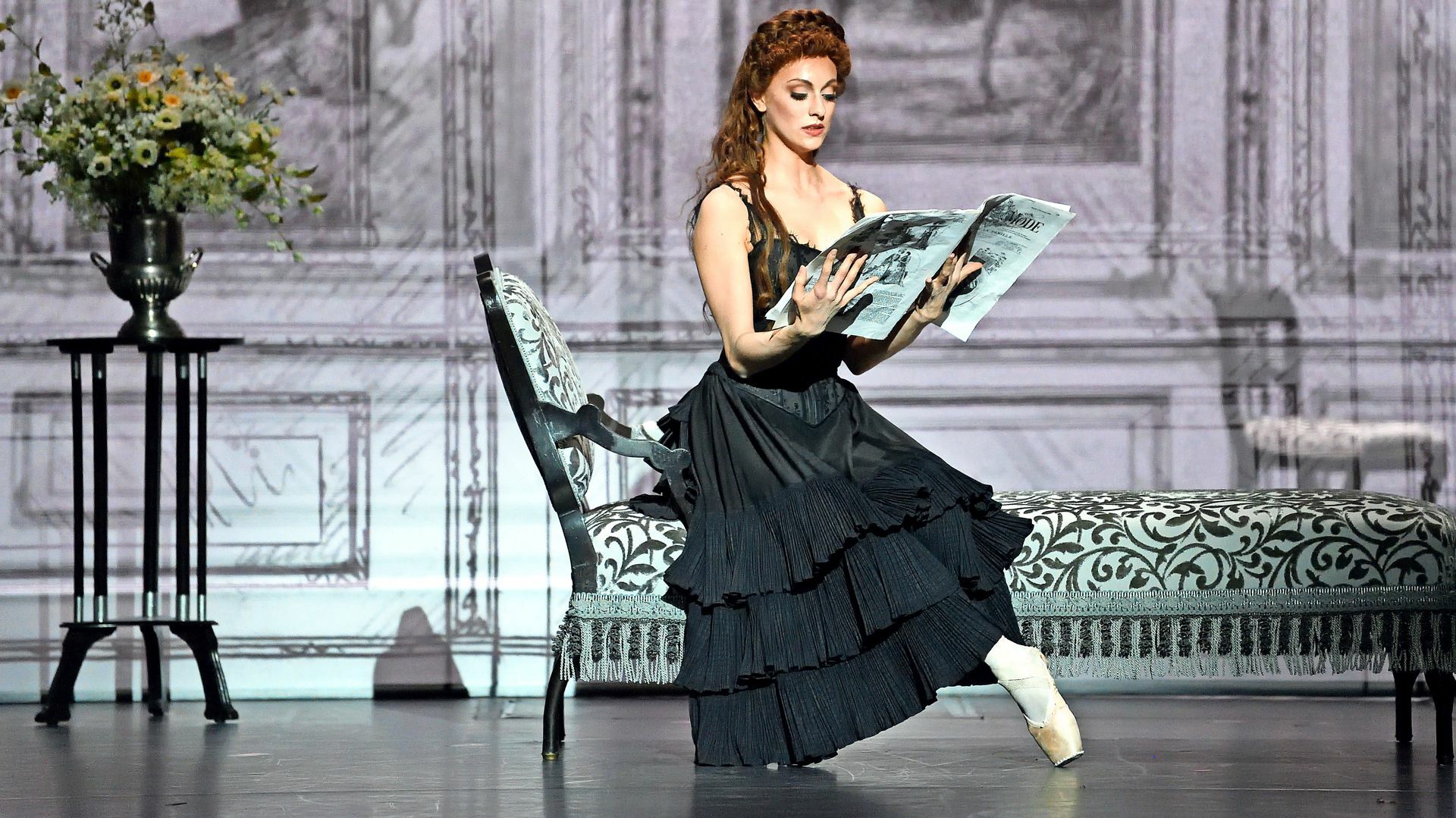 Daiana Ruiz mit Spitzenschuh auf der Bühne – als Kaiserin Sissi in „Mayerling“