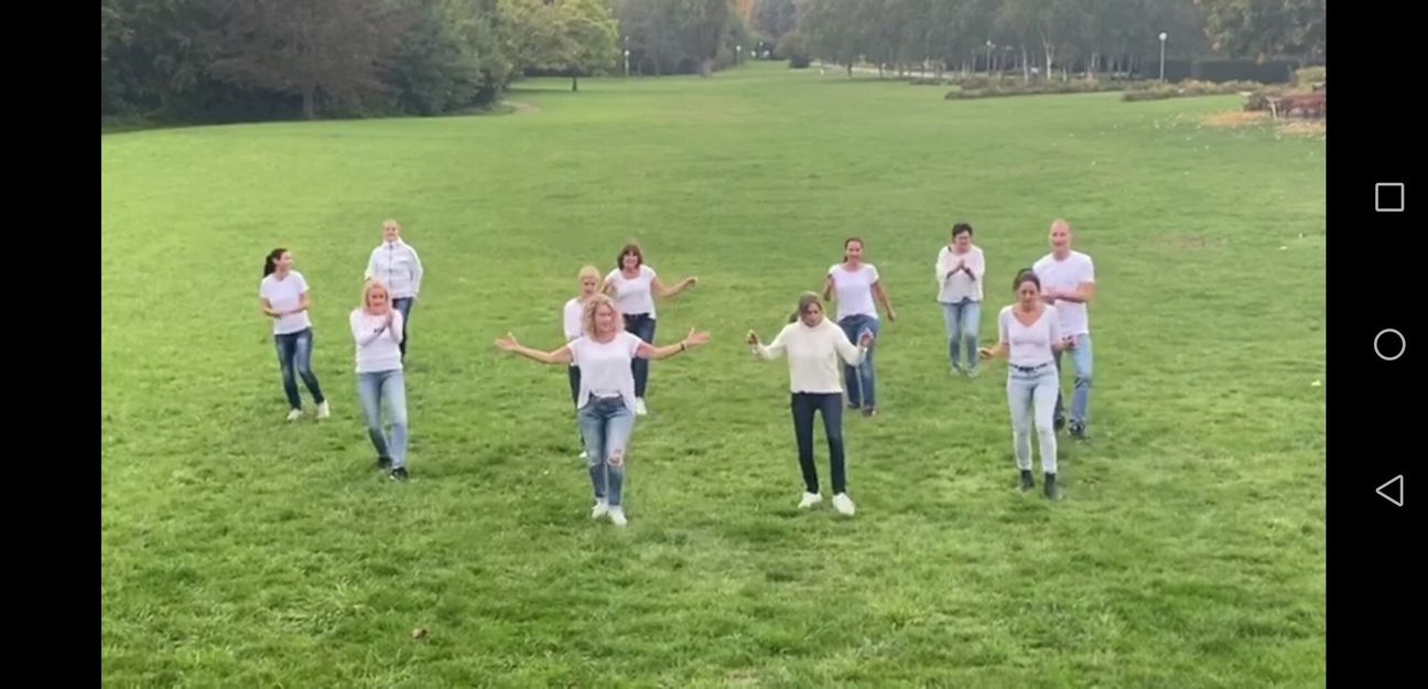 Trotz kalter Temperaturen und Nieselregen im Oktober haben sich die elf Hobby-Tänzer nicht von ihrem Vorhaben abbringen lassen.  Screenshot: z