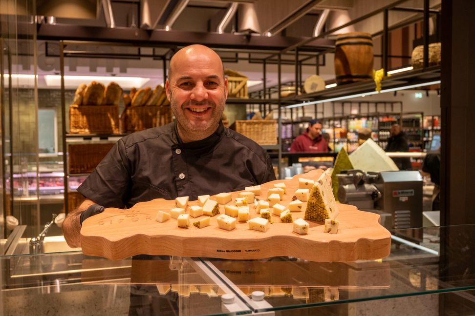 Pecorino frisch aus Sizilien präsentiert Pietro Pastoia. Bild: Nüßle