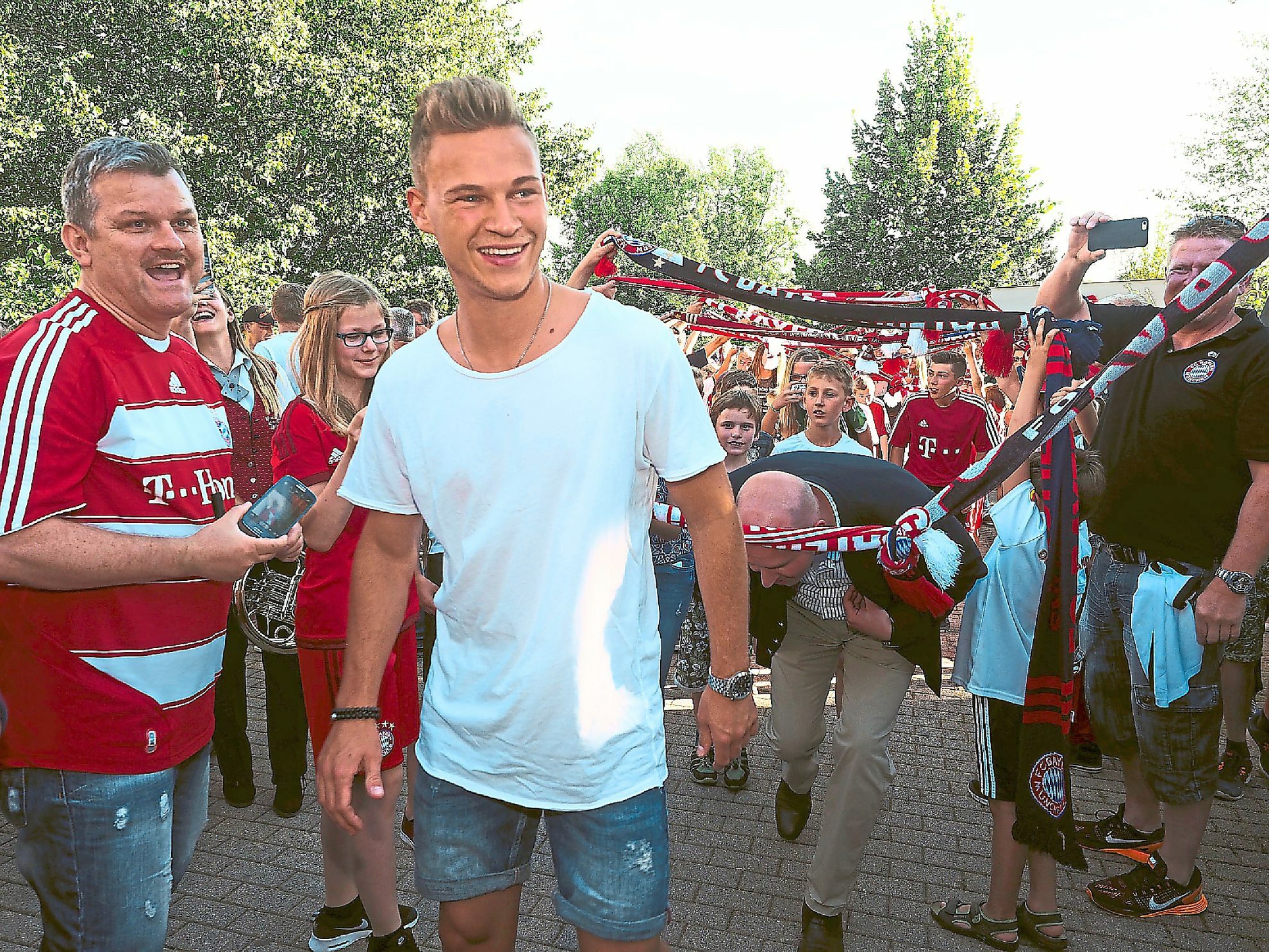 Damals, als die Welt noch überwiegend in Ordnung war: Joshua Kimmich wird 2016 in seiner Heimat Bösingen als EM-Held gebührend empfangen. (Archivfoto)
 Foto: Hölsch