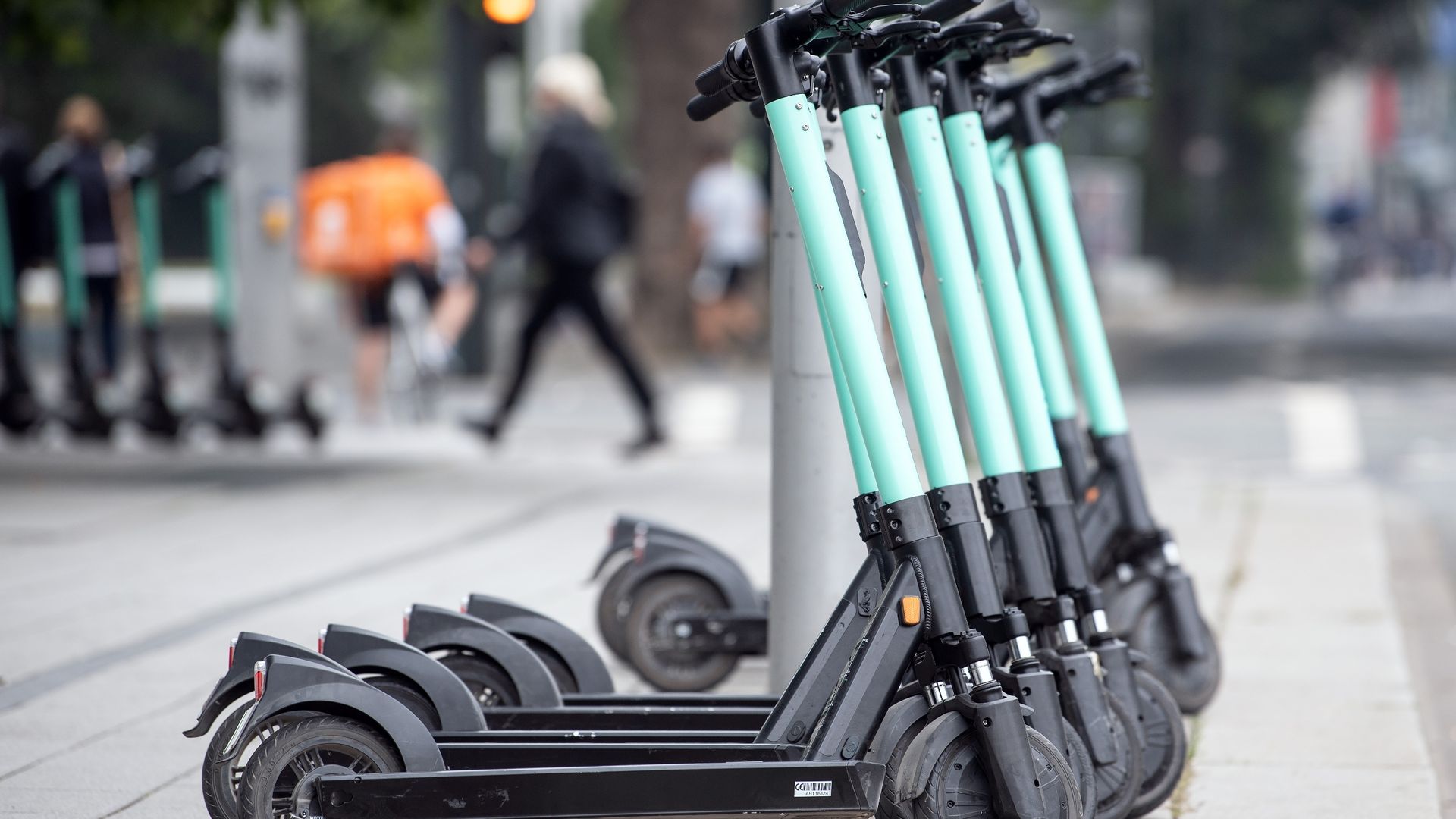 E-Tretroller stehen am Straßenrand.