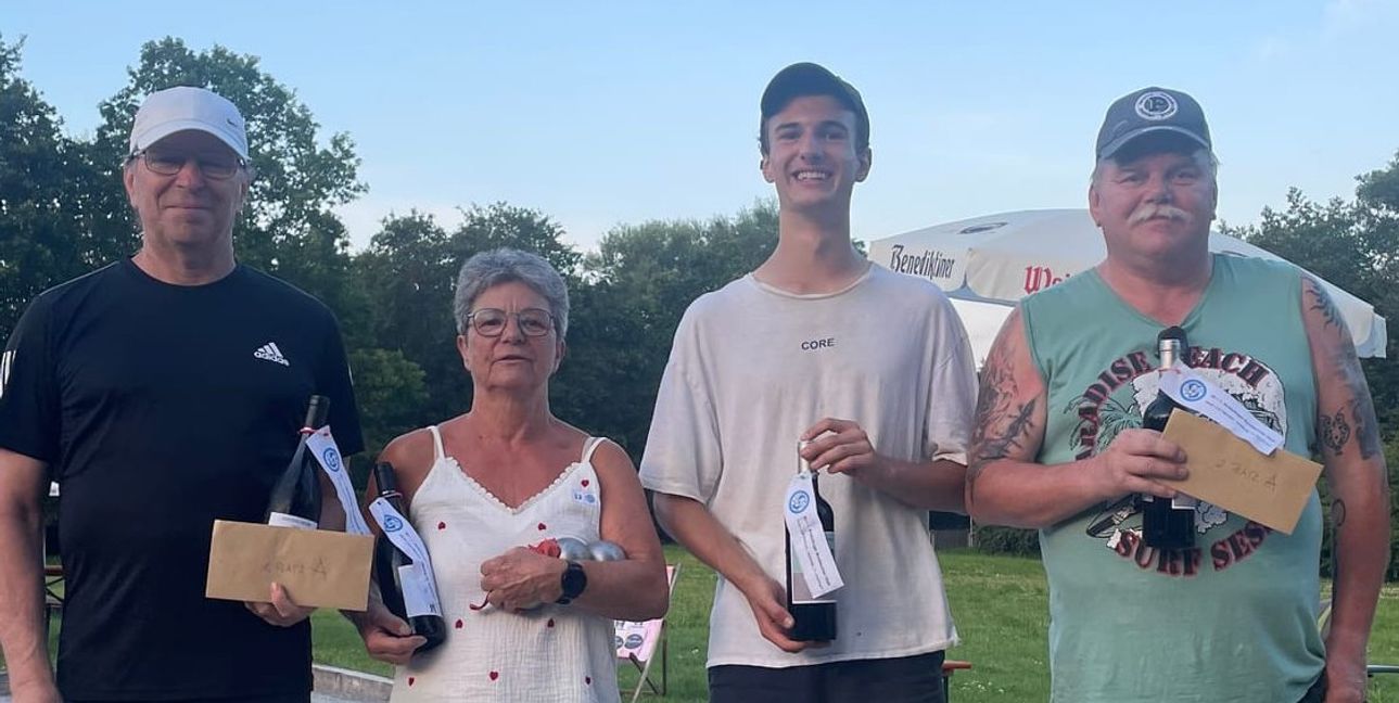 Die Sieger beim 51. Pétanque-Turnier im Sindelfinger Sommerhofenpark: von links Peter Jäckel, Sabine Ruoff, Hugo Moreno und Wolfgang Dannecker.