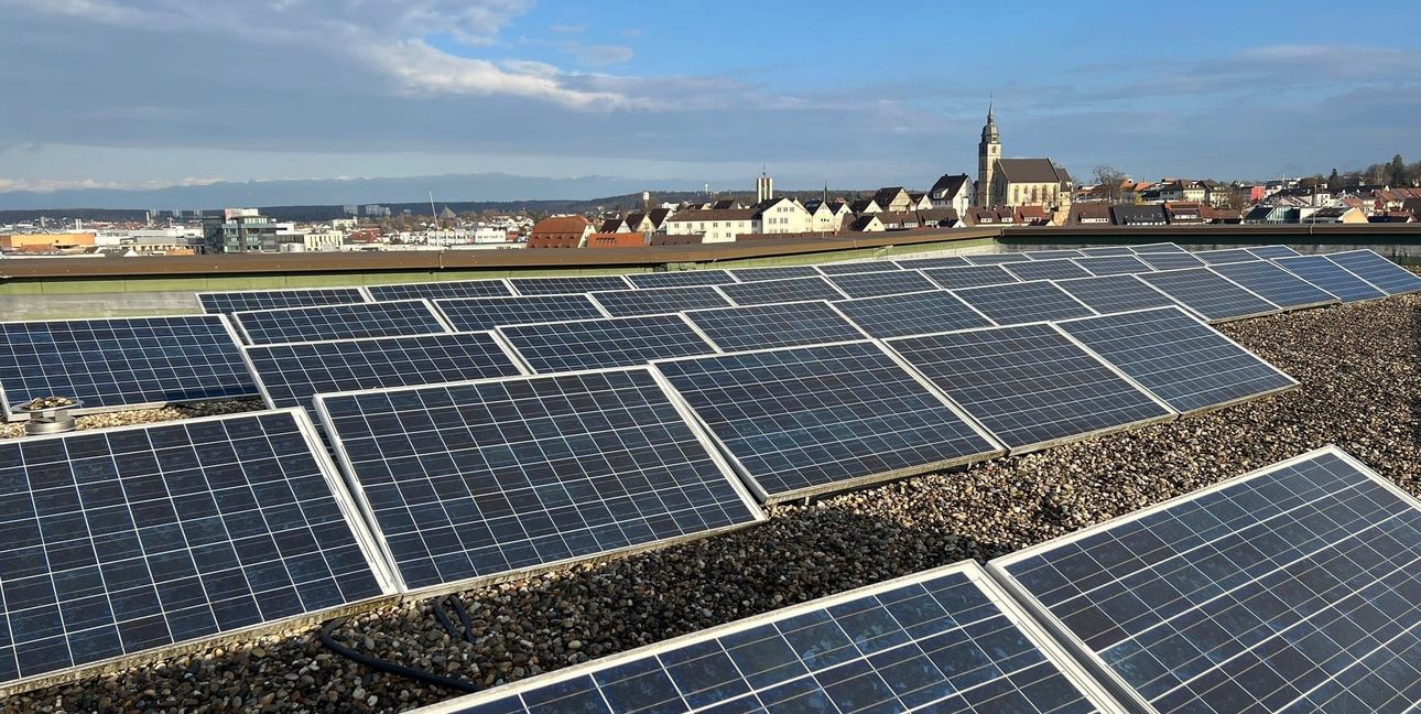 Seit dem 15. Dezember 2004 steht die Anlage und liefert Energie aus Sonnenlicht.