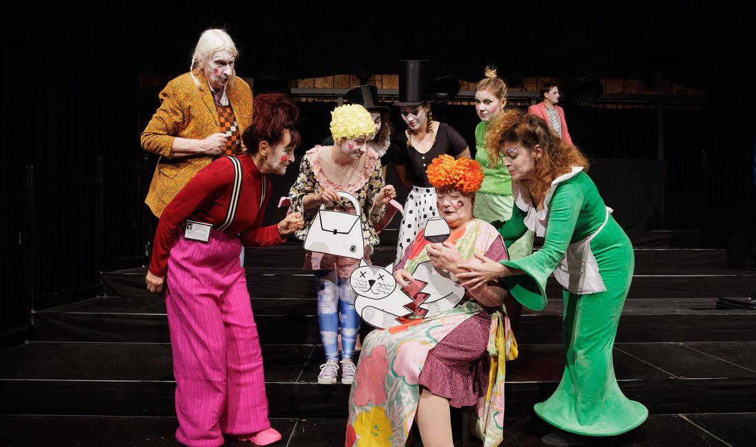 Eine Szene aus „„Geheimplan gegen Deutschland / Die Nashörner – ein Theaterabend für die Demokratie“.