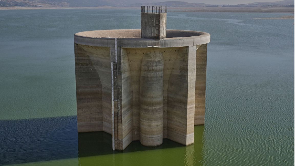 Eine Drohnenaufnahme zeigt den dramatisch niedrigen Wasserstand des Qaraoun-Sees, einem der größten Stauseen des Libanon.