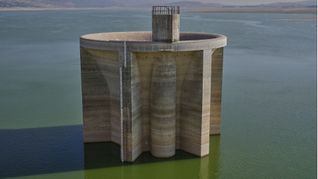 Eine Drohnenaufnahme zeigt den dramatisch niedrigen Wasserstand des Qaraoun-Sees, einem der größten Stauseen des Libanon.