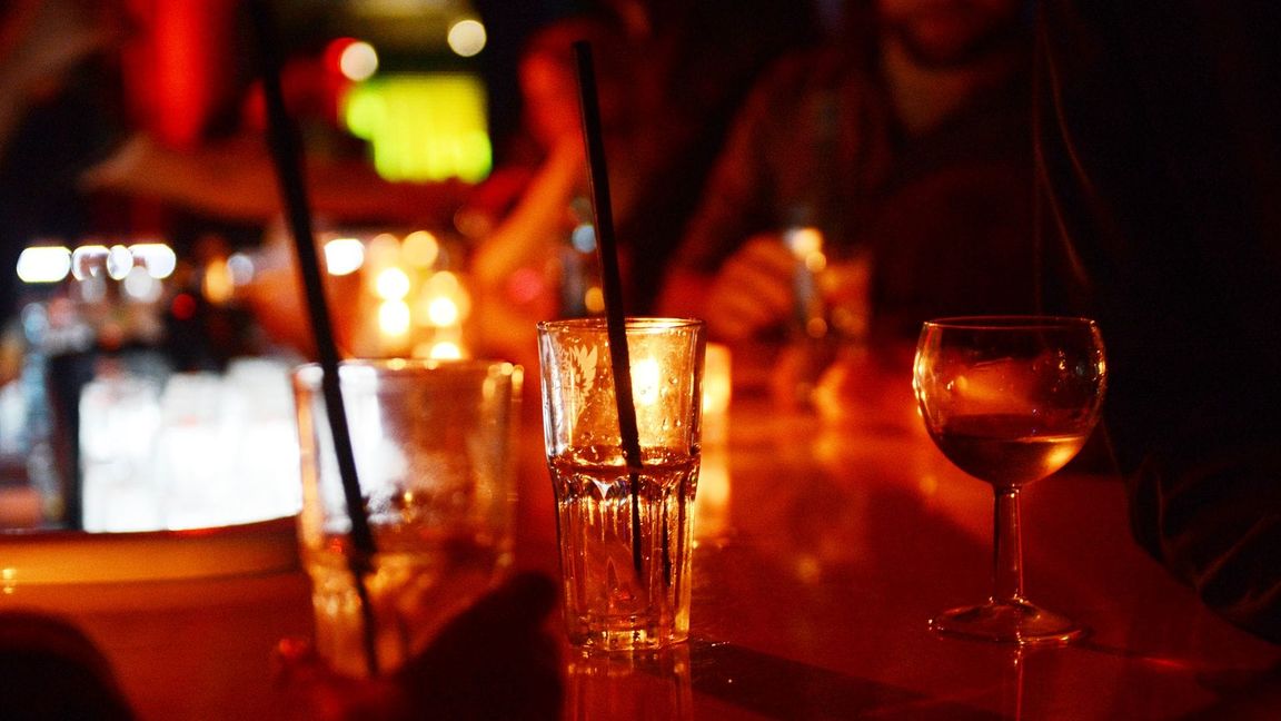 Laut der Studie berichteten Teilnehmende nach dem Ansehen entsprechender Beiträge 73 Prozent häufiger von erhöhter Lust auf Alkohol als Personen, die vergleichbare Videos ohne Alkohol sahen. (Symbolbild)