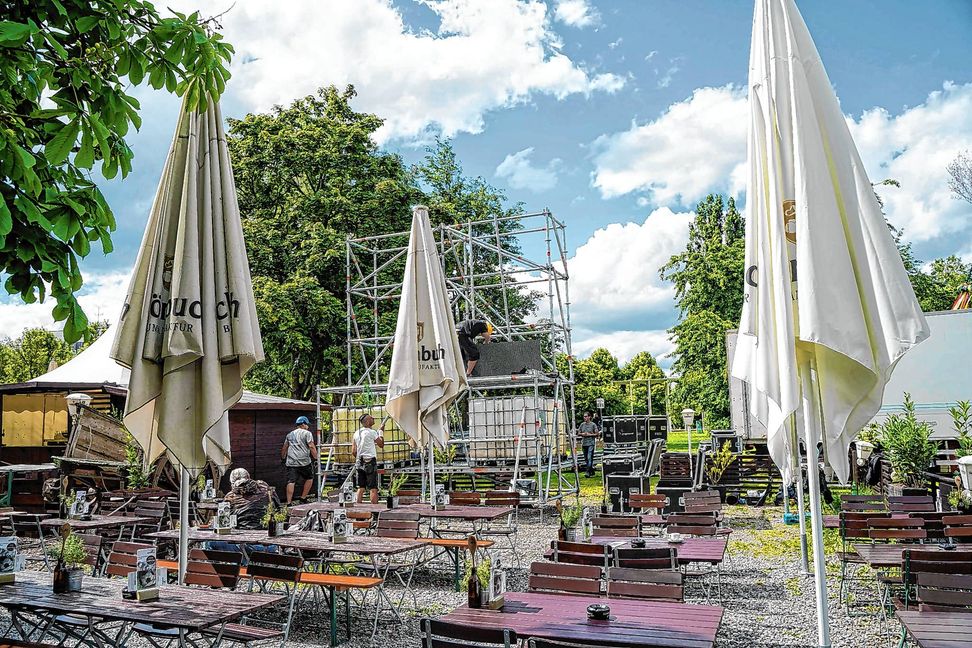 Am Böblinger Bootshaus steht schon das Gerüst für die Leinwand.