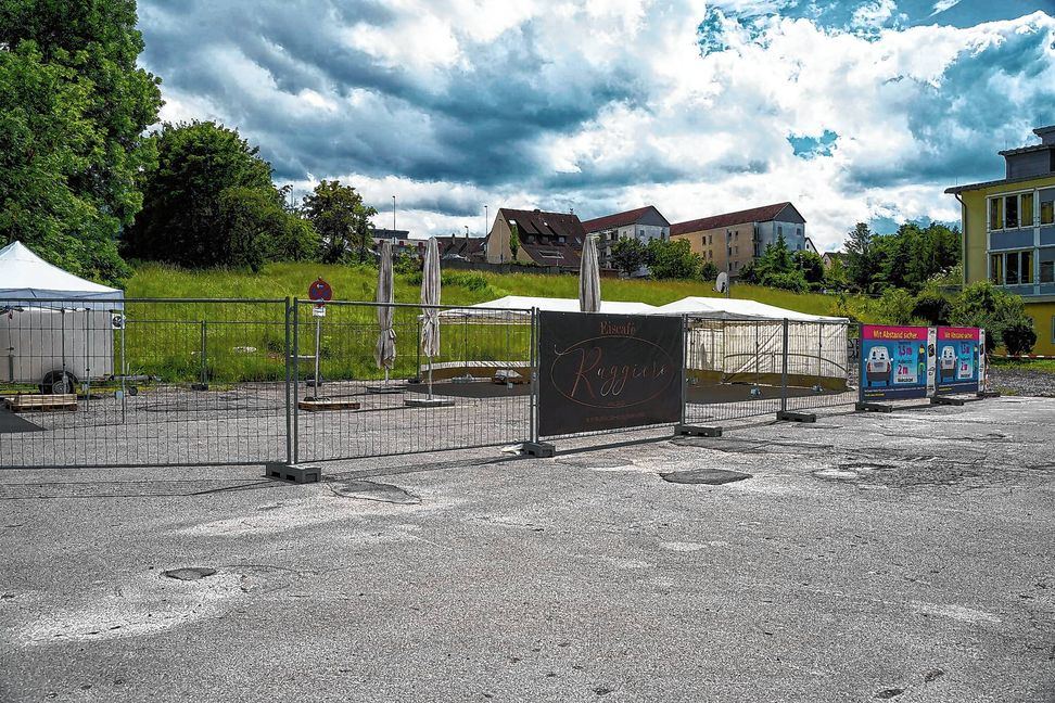 Der Bereich auf dem Parkplatz des Feuerwehrsees in Weil im Schönbuch ist schon abgesperrt. Beim Eiscafé Ruggiero ist Platz für 300 Fußballfans