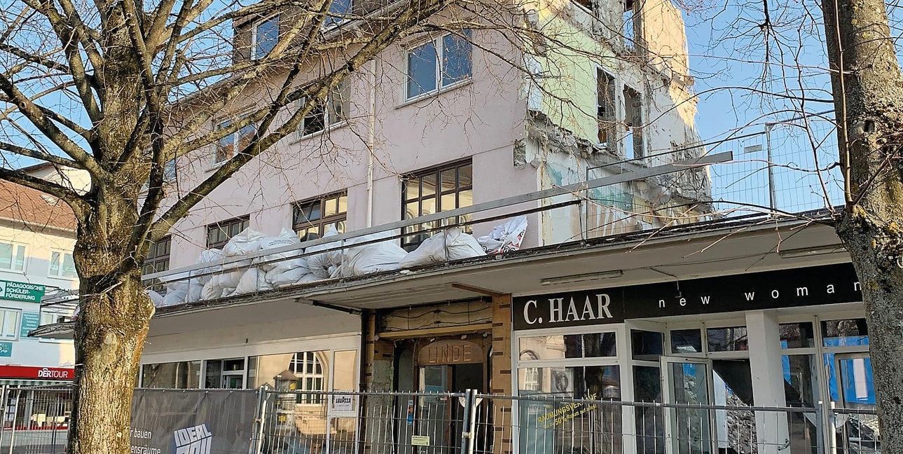 März 2022: Nur noch ein paar Baggerbisse, dann ist das frühere Hotel Linde am Sindelfinger Marktplatz Geschichte.