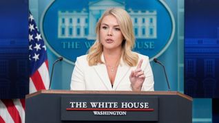 Pressesprecherin Karoline Leavitt erklärte dem Bericht zufolge, dass es ein politischer Grundsatz sei, dass das Weiße Haus Reportern nicht antworte, die Pronomen in ihren Signaturen hätten.