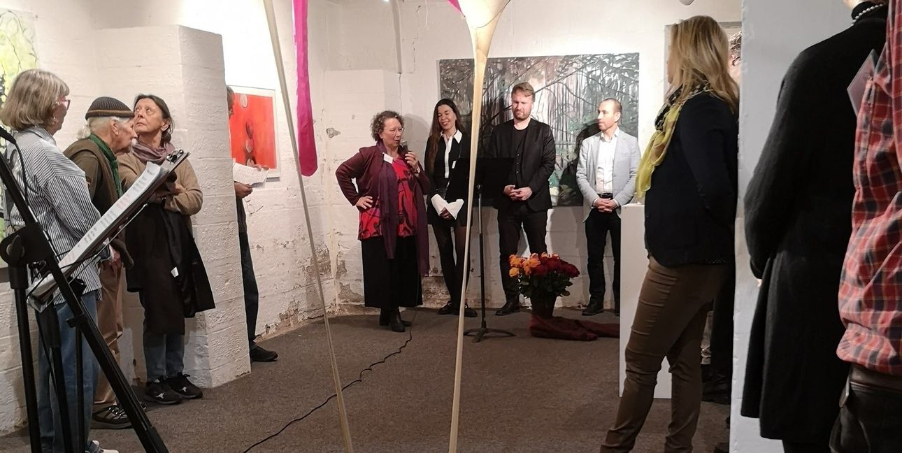 Bei der Eröffnung der Ausstellung (von links): Irmtraud Kienle (Vorsitzende), Maria Susy Nobre Gomes Areal Welter (Künstlerische Beirätin), Kulturamtsleiter Sven Reisch und Oberbürgermeister Dr Stefan Belz.