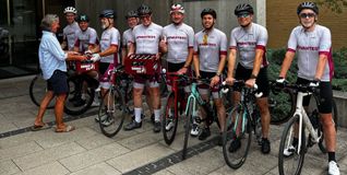 Karen Stahl übergibt die Auszeichnung an das Team ADVANTEST, das beim Flugfeld Giro 2026 sowohl die größte Firmengruppe stellte als auch mit über 3.500 Kilometern die Business-Kilometerwertung gewann.