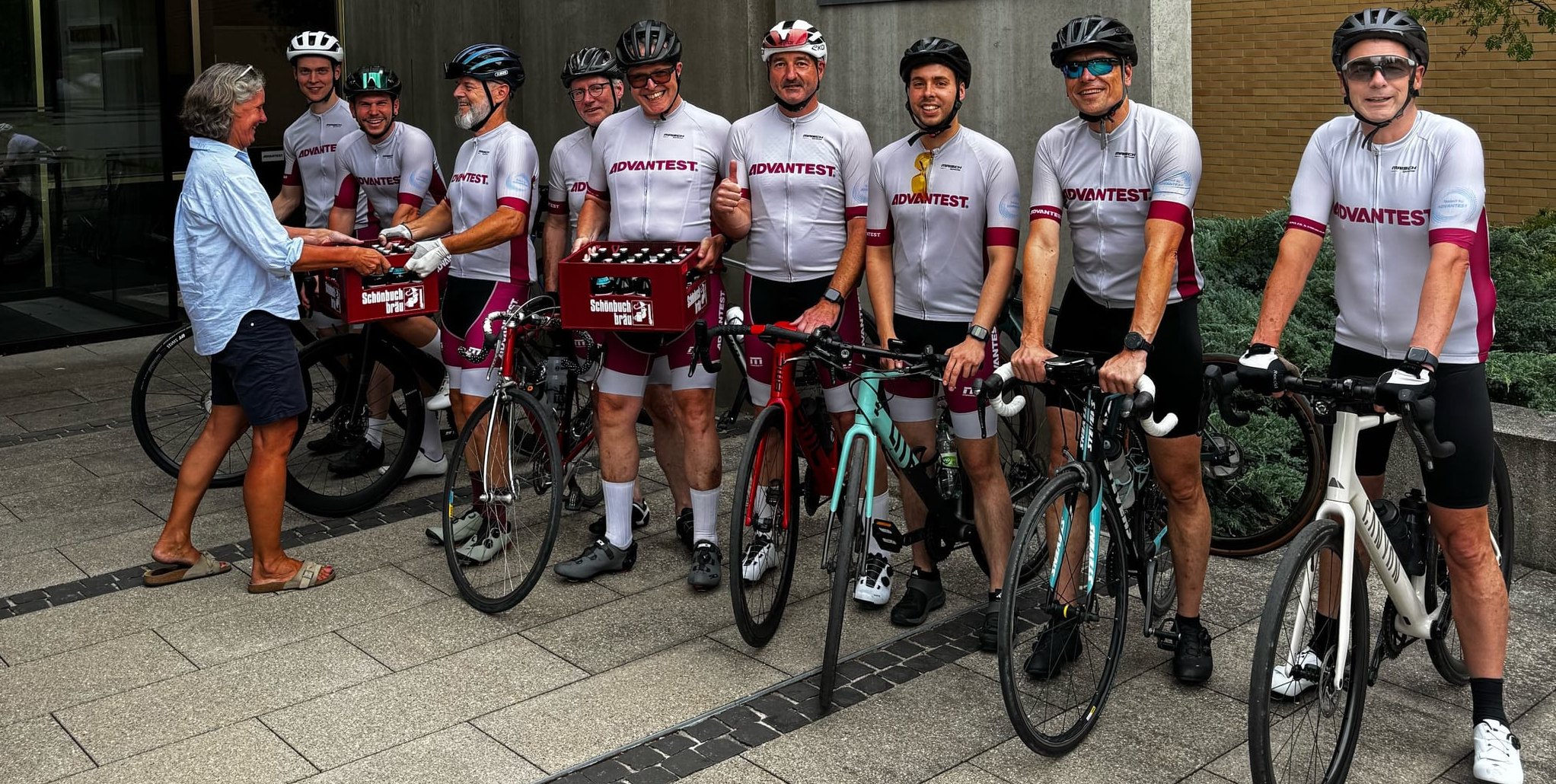 Karen Stahl übergibt die Auszeichnung an das Team ADVANTEST, das beim Flugfeld Giro 2026 sowohl die größte Firmengruppe stellte als auch mit über 3.500 Kilometern die Business-Kilometerwertung gewann.