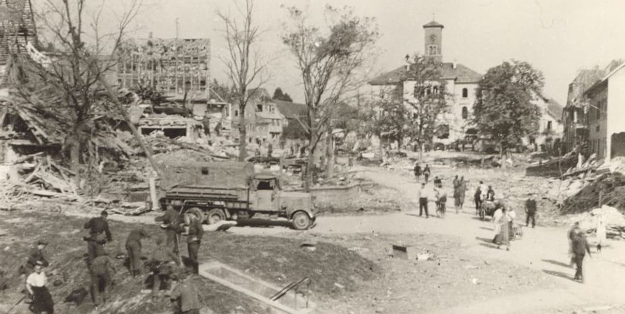 Der Marktplatz in Sindelfingen: Die Bewältigung der Wohnungs- und Versorgungsnot sowie die hohe Arbeitslosigkeit überdecken für viele die Auseinandersetzung mit der Nazivergangenheit.