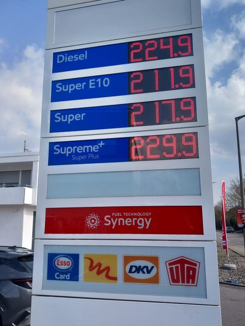 Gewohntes Bild: Hohe Spritpreise an einer Tankstelle, wie hier in Maichingen.