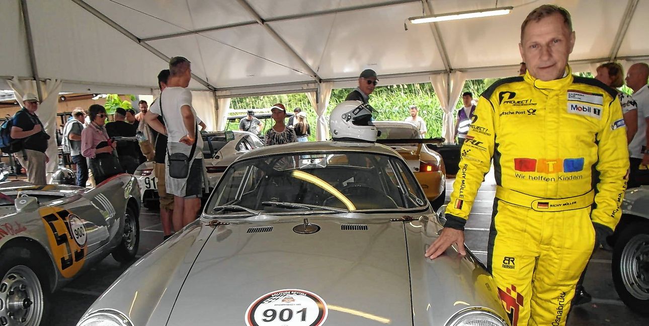 "Tatort-Kommissar" Richy Müller war beim "Solitude Revival 2024" als Markenbotschafter für Porsche am Start und brachte unter anderem einen Porsche 356 Abarth aus dem Jahr 1960 auf die Strecke.