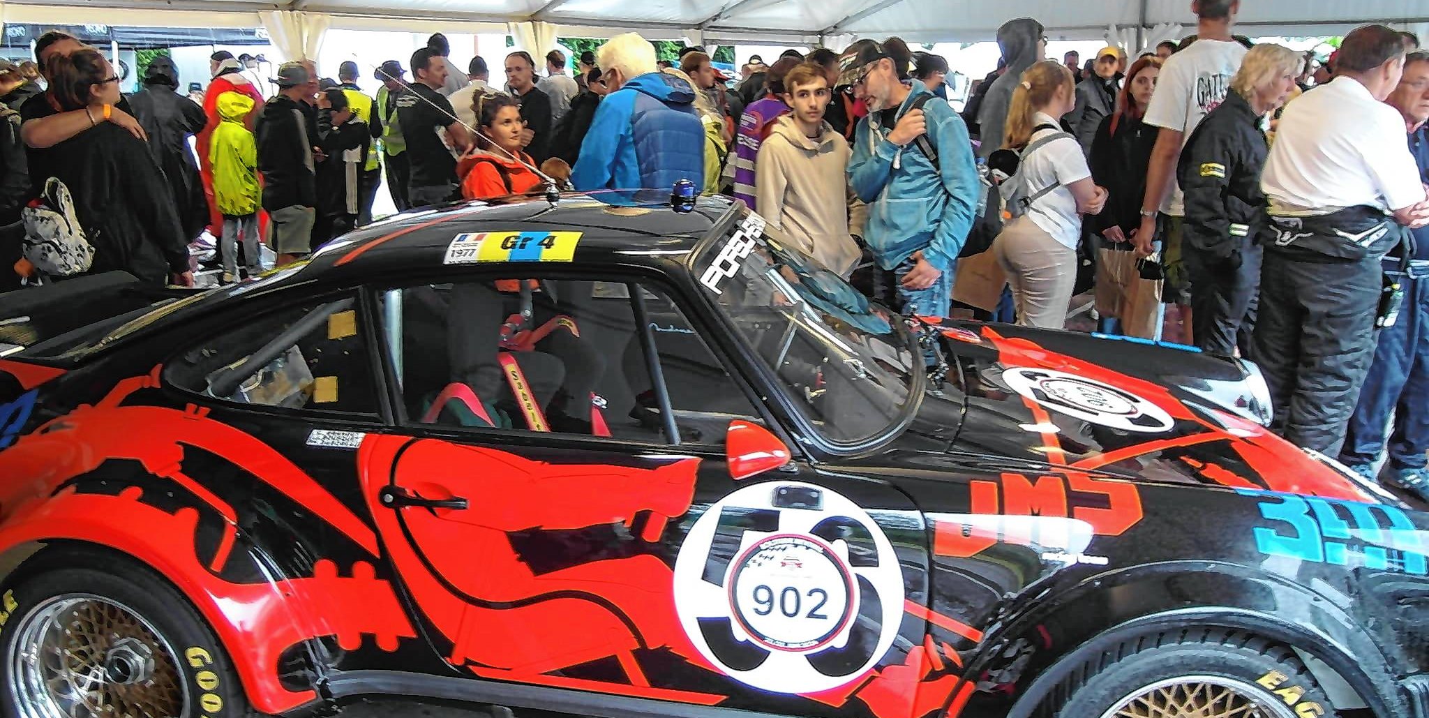 Bei strömendem Regen musste am Samstag beim "Solitude Revival 2024" ab 15 Uhr der Fahrbetrieb eingestellt werden und unter anderem im Zelt von Porsche Heritage und Museum" herrschte dichtes Gedränge.