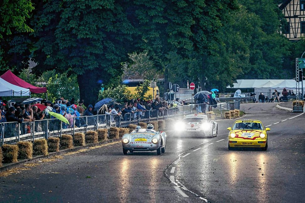 Bei Regen konnte der Fahrbetrieb beim "Solitude Revival 2024" am Samstag zunächst zwar noch fortgeführt werden, musste dann aber gegen 15 Uhr eingestellt werden: "Sicherheit geht vor, und einige der Fahrzeuge sind mehrere Millionen Euro wert", so der Vorsitzende des Vereins "Solitude Revival e.V." Wolfgang Ziegler.