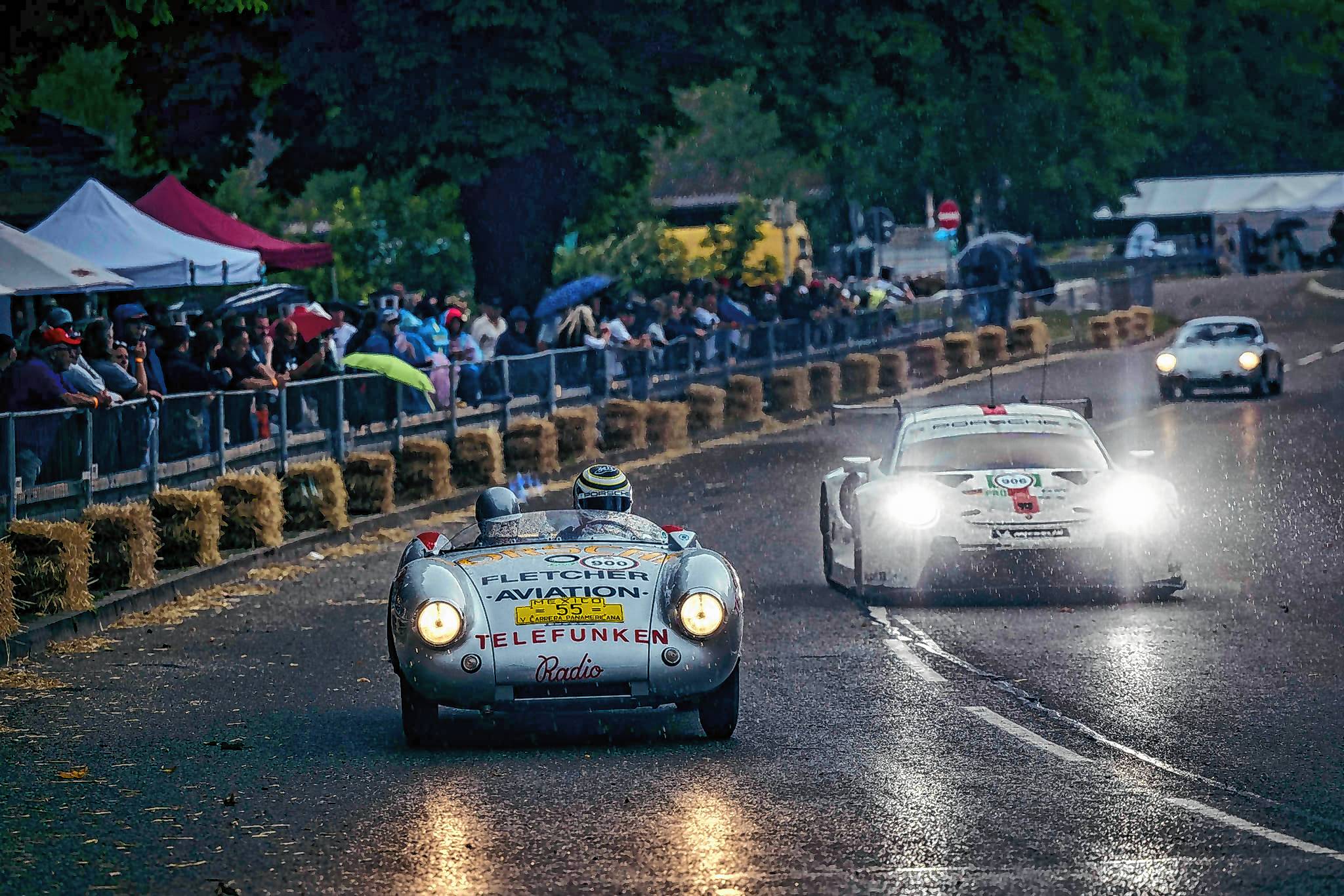 Bei Regen konnte der Fahrbetrieb beim "Solitude Revival 2024" am Samstag zunächst zwar noch fortgeführt werden, musste dann aber gegen 15 Uhr eingestellt werden: "Sicherheit geht vor, und einige der Fahrzeuge sind mehrere Millionen Euro wert", so der Vorsitzende des Vereins "Solitude Revival e.V." Wolfgang Ziegler.