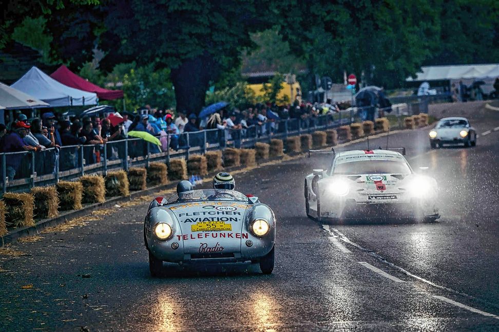 Bei Regen konnte der Fahrbetrieb beim "Solitude Revival 2024" am Samstag zunächst zwar noch fortgeführt werden, musste dann aber gegen 15 Uhr eingestellt werden: "Sicherheit geht vor, und einige der Fahrzeuge sind mehrere Millionen Euro wert", so der Vorsitzende des Vereins "Solitude Revival e.V." Wolfgang Ziegler.