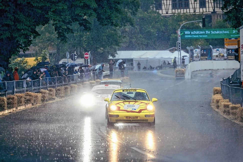 Bei Regen konnte der Fahrbetrieb beim "Solitude Revival 2024" am Samstag zunächst zwar noch fortgeführt werden, musste dann aber gegen 15 Uhr eingestellt werden: "Sicherheit geht vor, und einige der Fahrzeuge sind mehrere Millionen Euro wert", so der Vorsitzende des Vereins "Solitude Revival e.V." Wolfgang Ziegler.