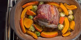 Schweinebraten mit Gemüse im Bräter schonend gegart.