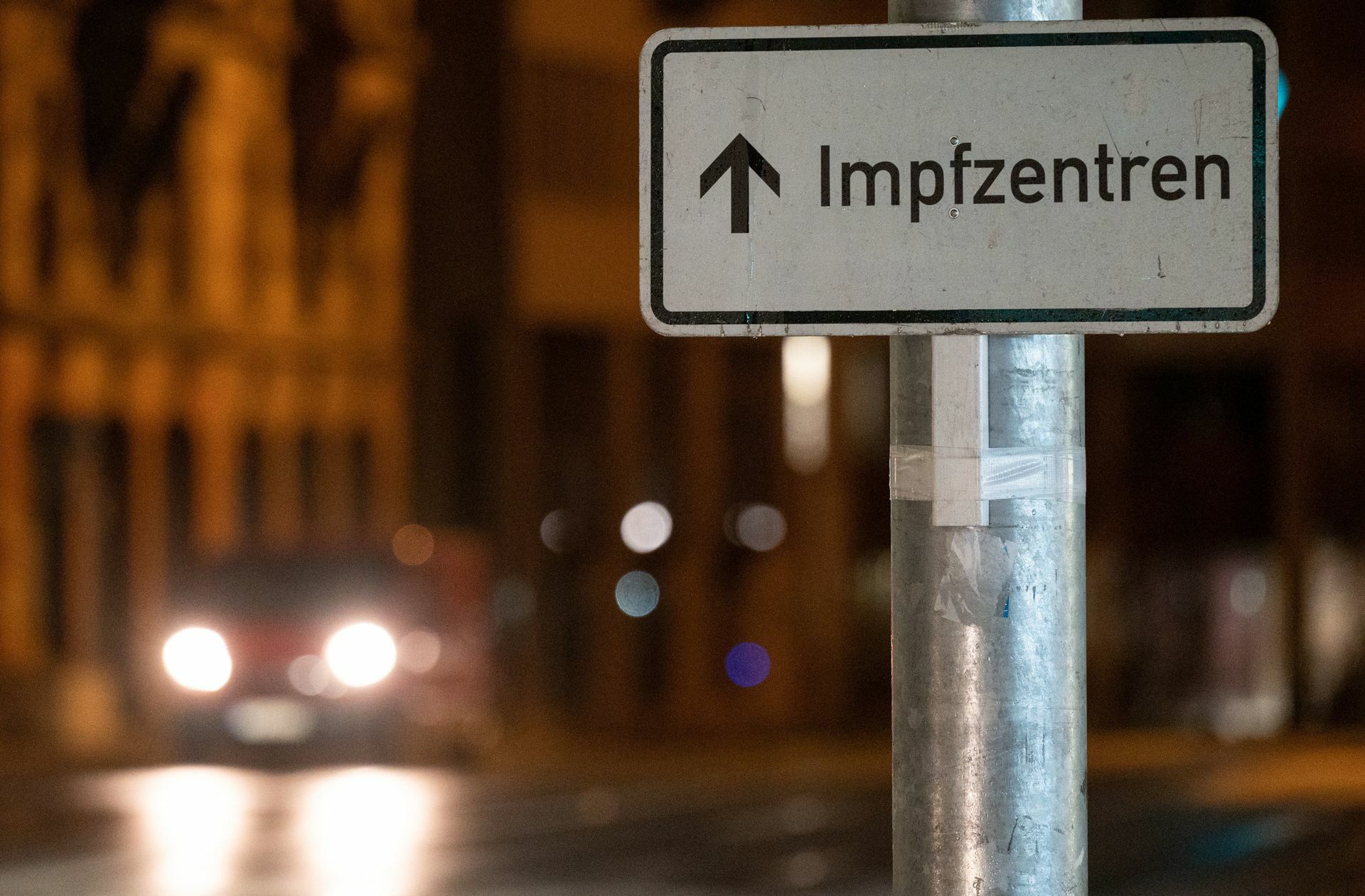 Ein Schild weist in der Stuttgarter Innenstadt den Weg zu den Impfzentren.  Foto: dpa/Marijan Murat