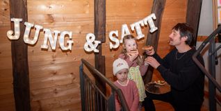 Einmal herzhaft ins Wurstbrot beißen, das genießen der Medienkünstler Max Kullmann, Tochter Clara und Tilda Jarand.Bild: Nüßle