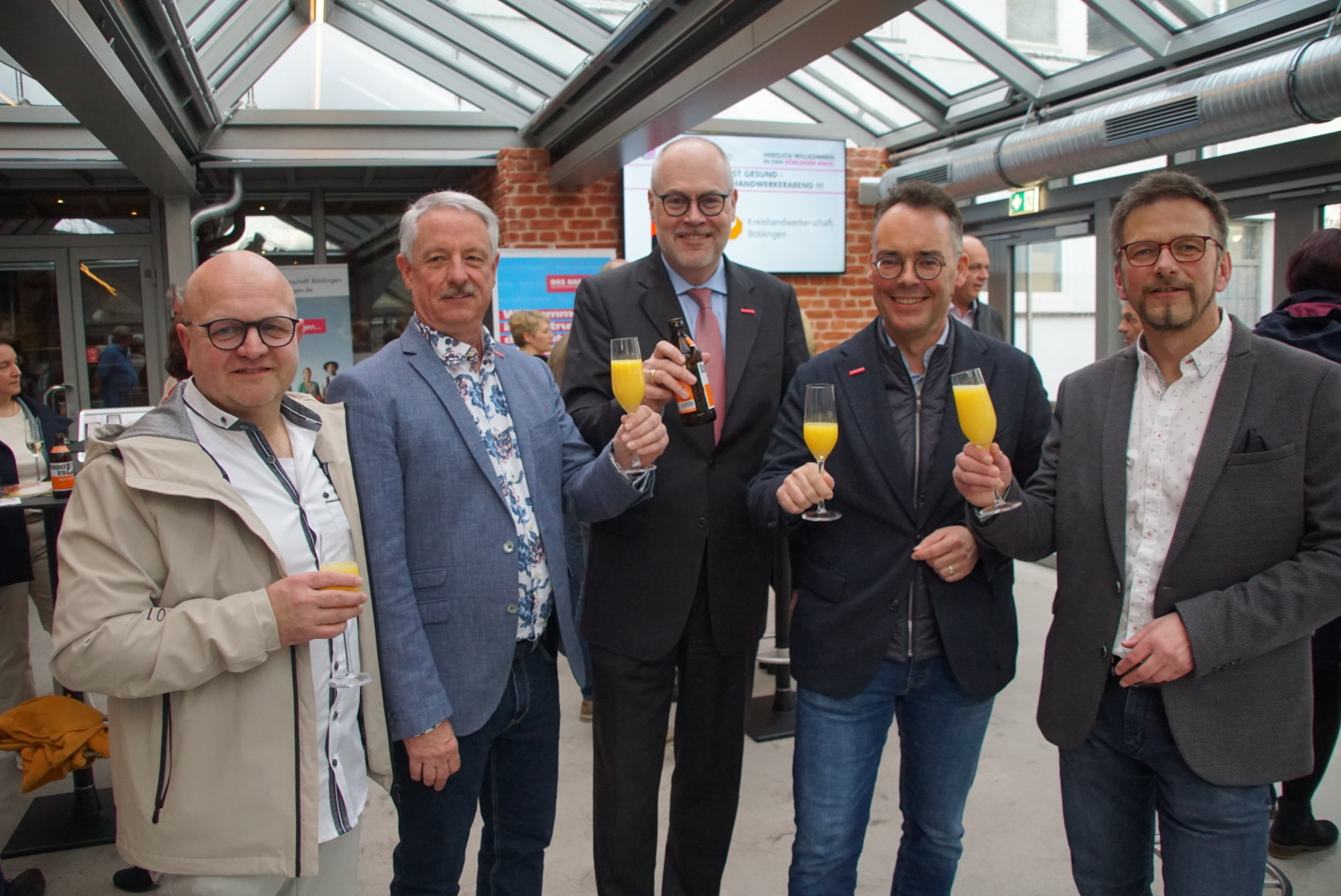 Prosit beim Handwerkerabend (von links): Thomas Wagner, Geschäftsführer Kreishandwerkerschaft Böblingen; der langjährige ehemalige Kreishandwerksmeister Wolfgang Gastel; Peter Haas, Hauptgeschäftsführer Handwerk BW; Peter Friedrich, Hauptgeschäftsführer Handwerkskammer Region Stuttgart und der neue Kreishandwerksmeister Hartmut Nietsch.